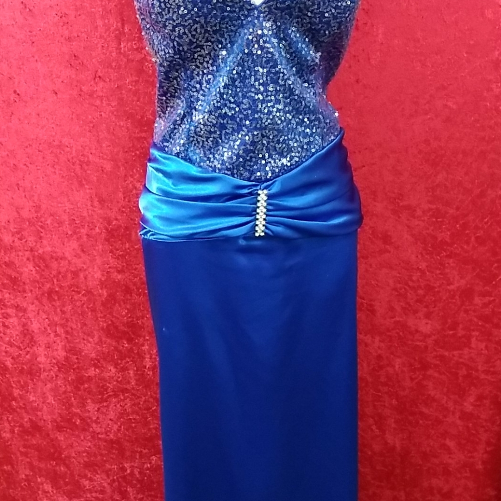 Dresses - Picture 2 of 4